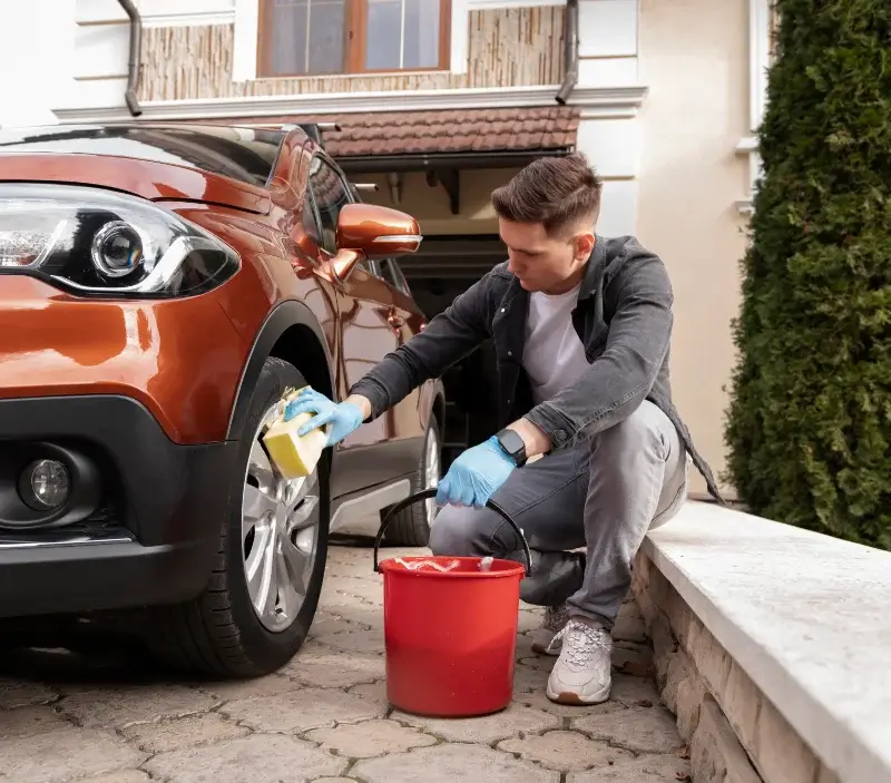 Lavage auto à domicile Saint-Antonin-sur-Bayon : professionnel intervenant sur un véhicule